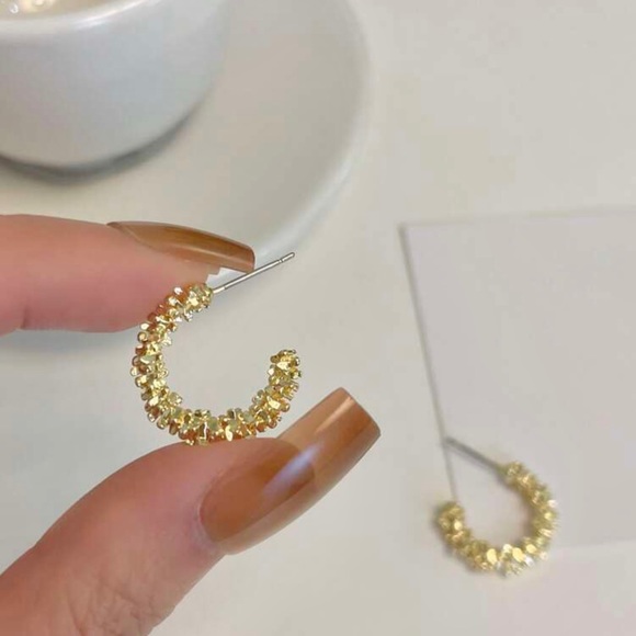 DAZY Textured Metal Cuff Hoop Earrings - Picture 8 of 9